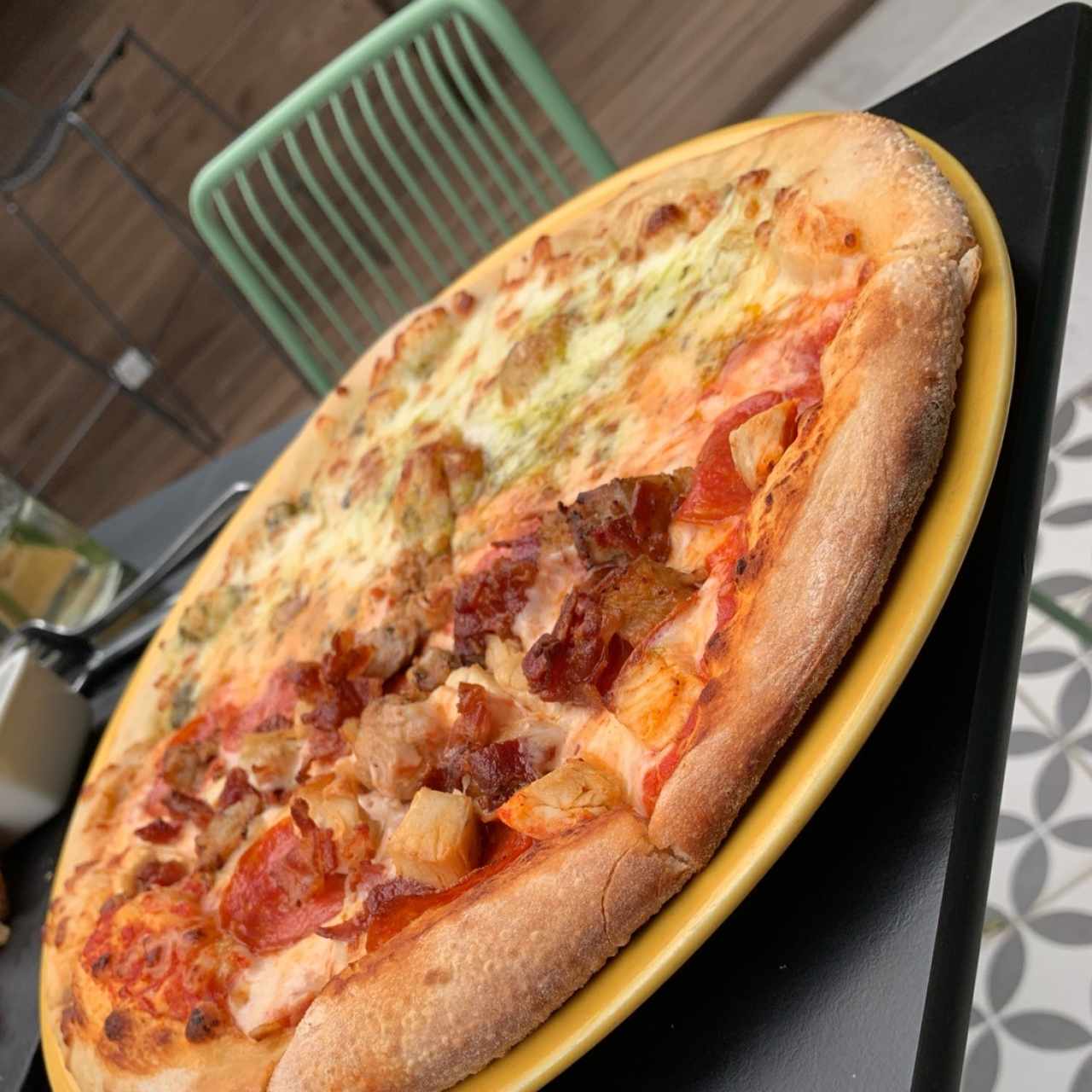 Pizza de cuatro quesos y cuatro carnes