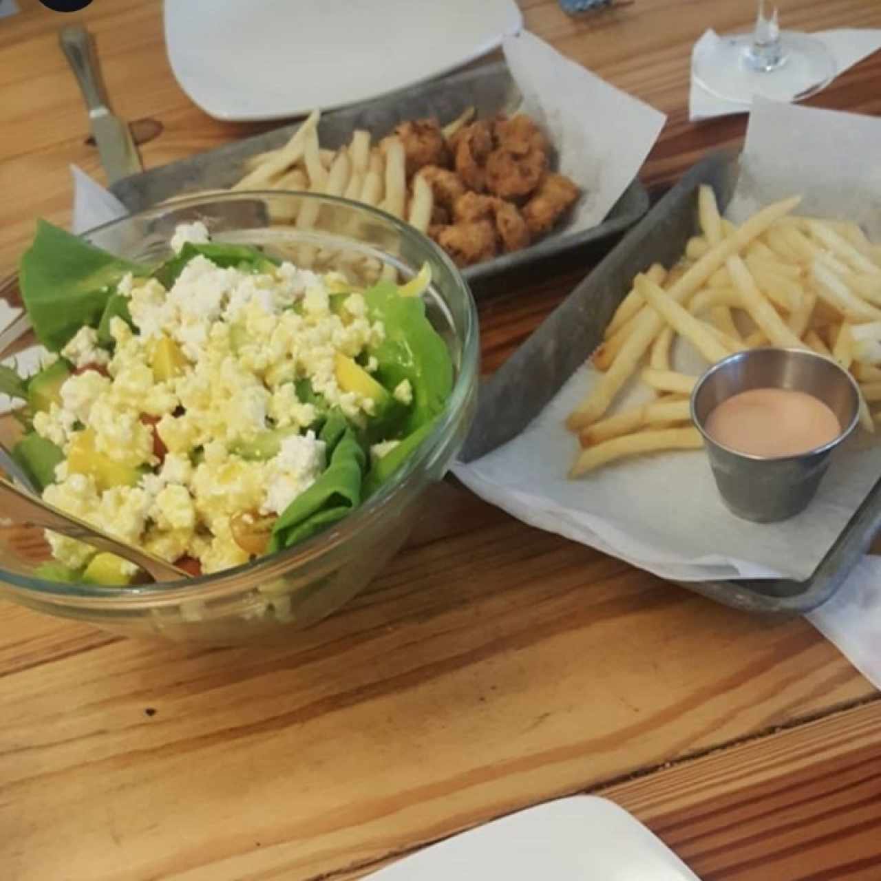 Ensalada de Maracuya con aguacate, tomate y queso