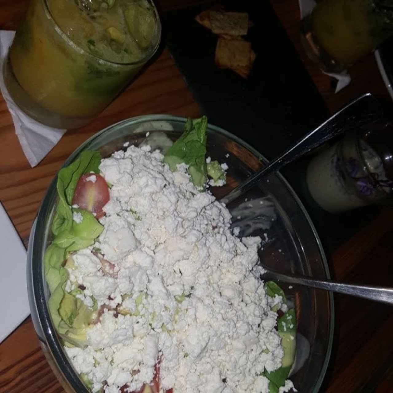 Ensalada verde con topping de Maracuya