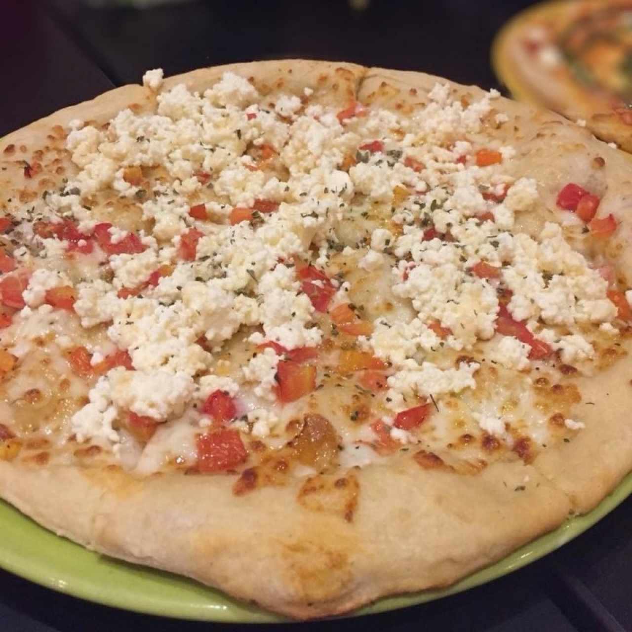 Pizza queso feta con tomate (y miel)