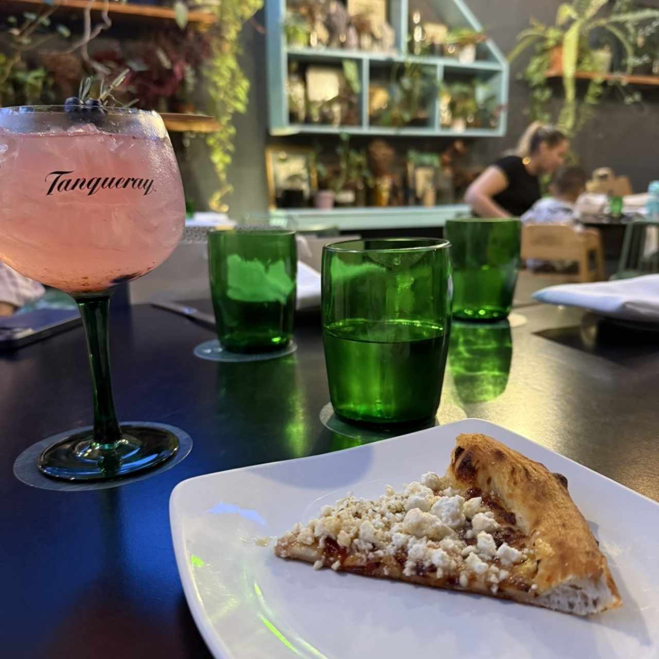 Tomate queso feta y miel y Gin botanico