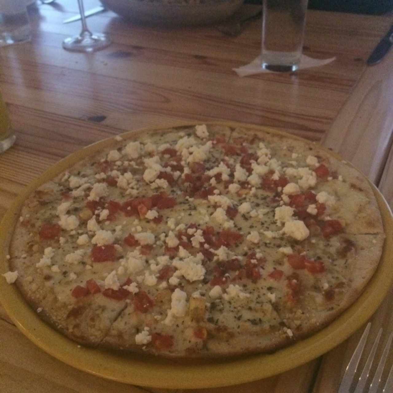 poza com queso feta tomate y oregano