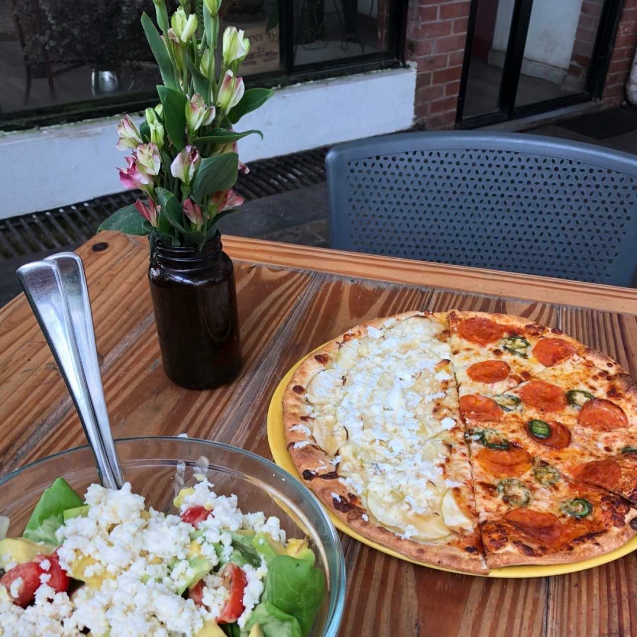 ensalada de aguacate y pizza de pepperoni jalapeño miel 