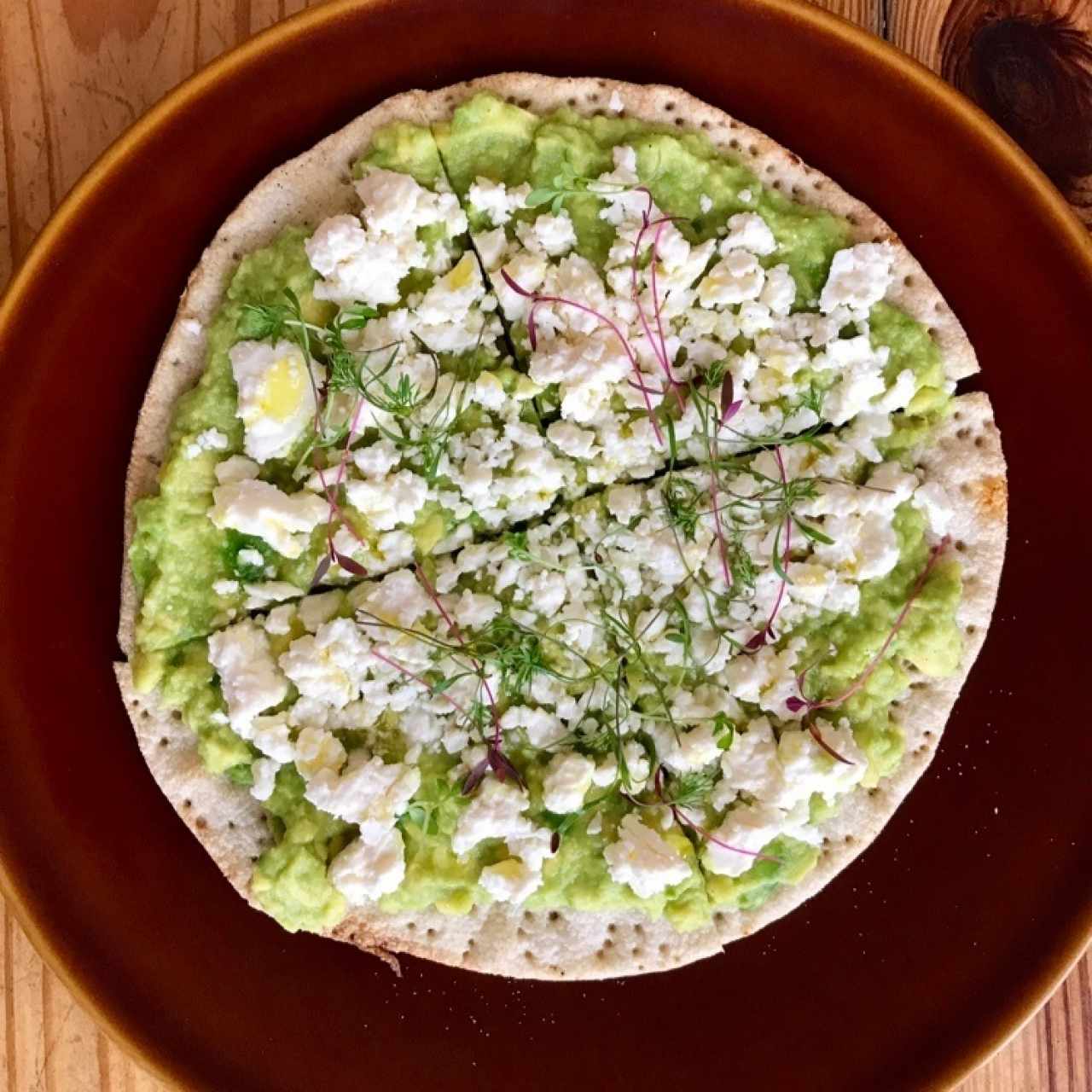 Avocado smash y feta (pizzelle)