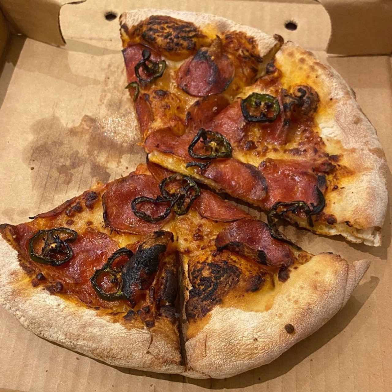 Pizza de pepperoni, jalapeño y miel