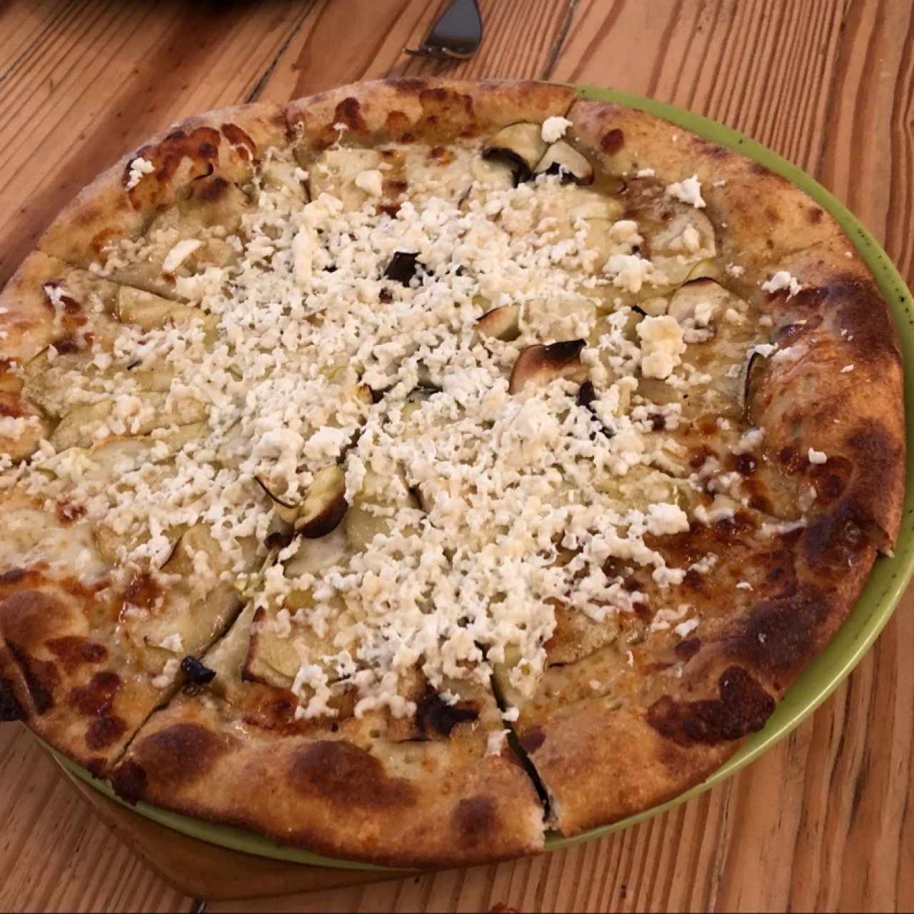 pizza de manzana y queso brie