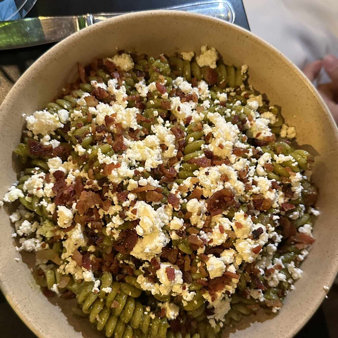 Fusilli al pesto con feta, tomate cherry y tocino