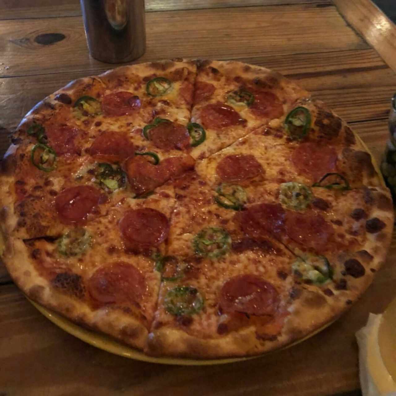 Pizza de Pepperoni, miel y jalapeño