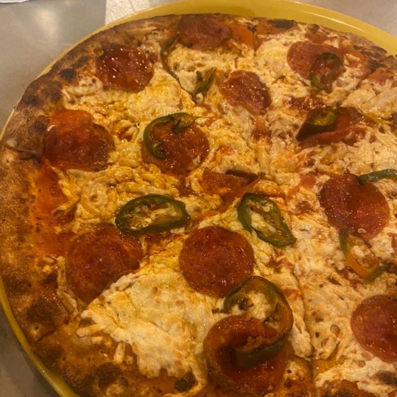 Pizzas - Pepperoni con jalapeño y miel 