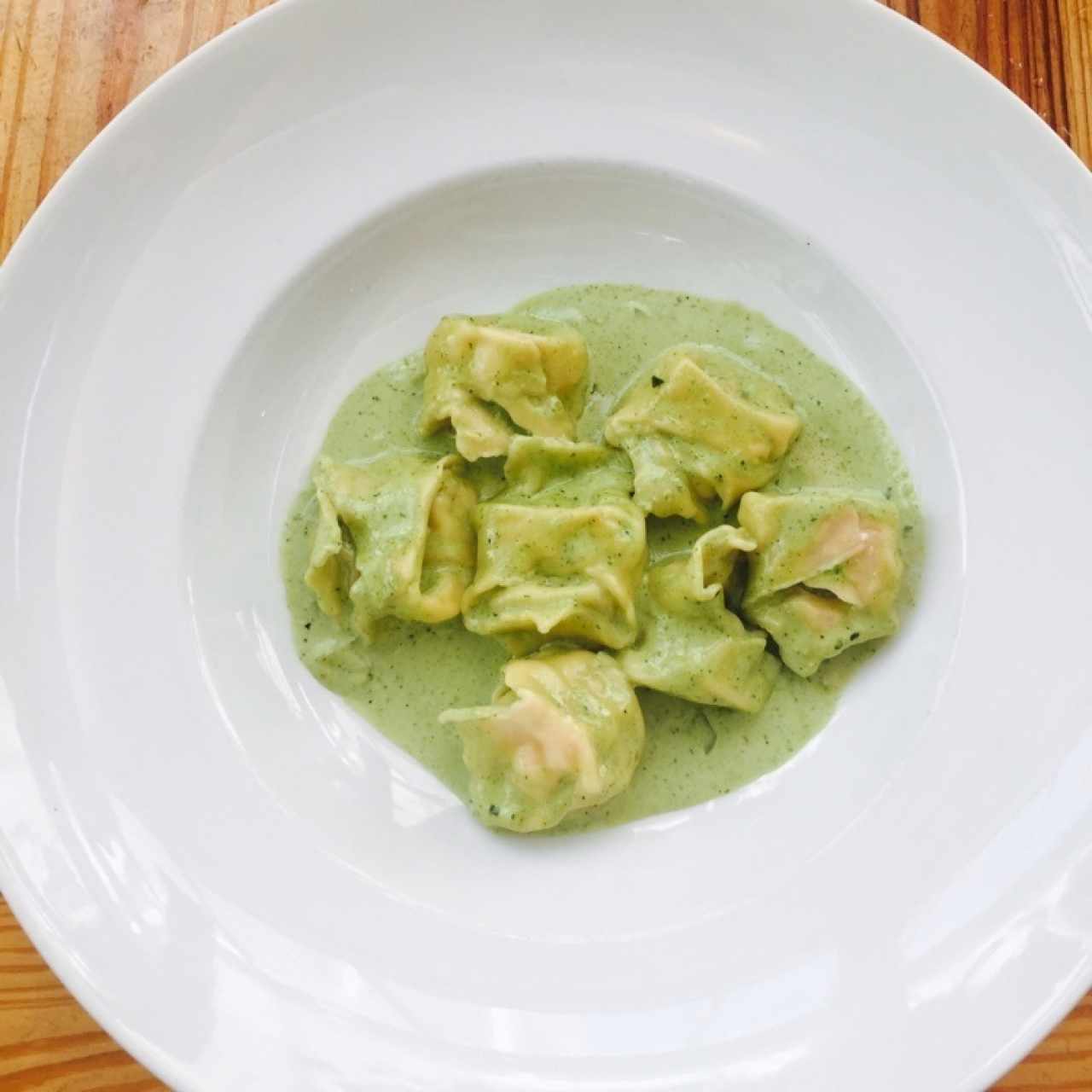 Tortellini de salmón al pesto