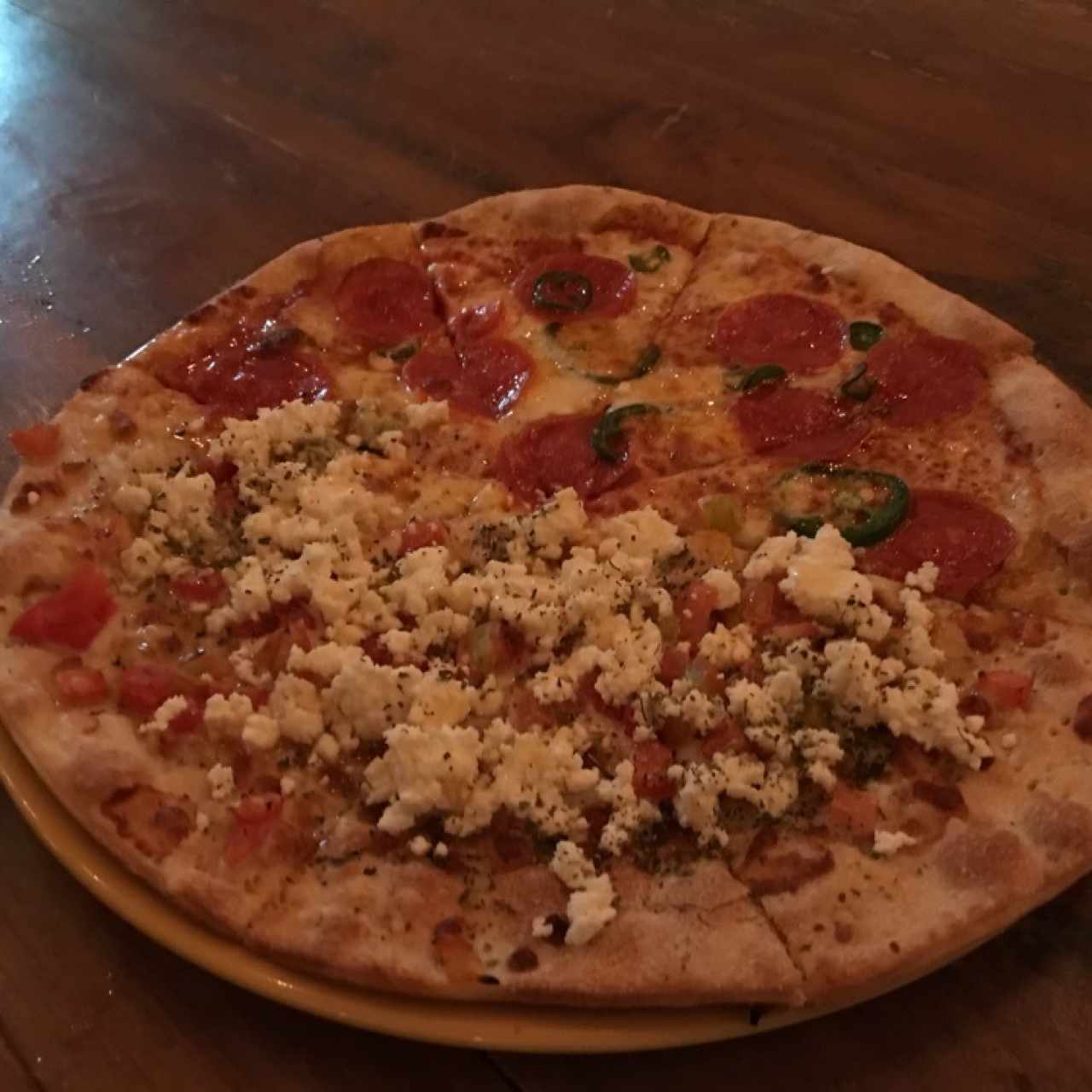 pizza de feta y peperonis con miel y jalapenos