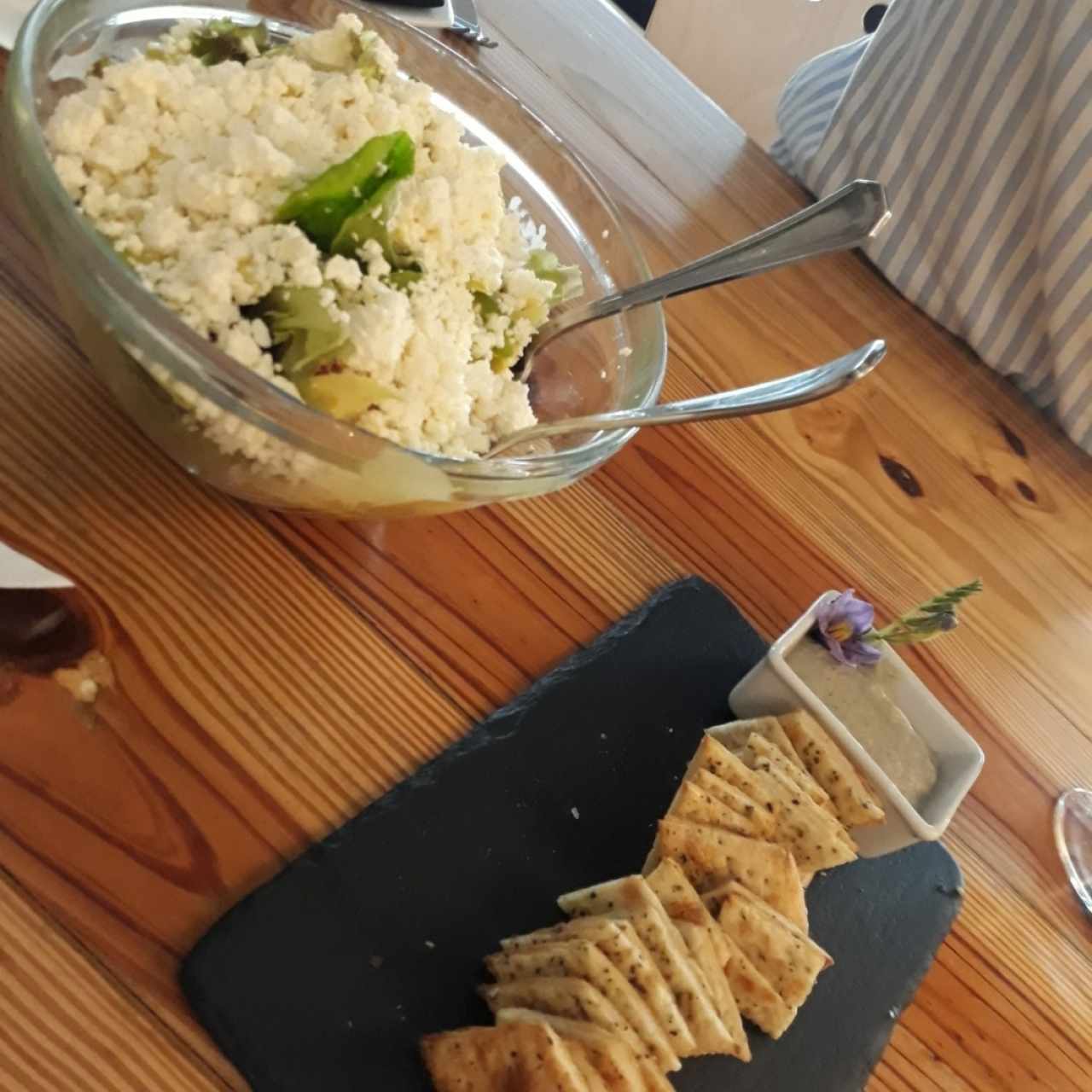 Ensalada de aguacate y fea y focaccia cortersia de la casa