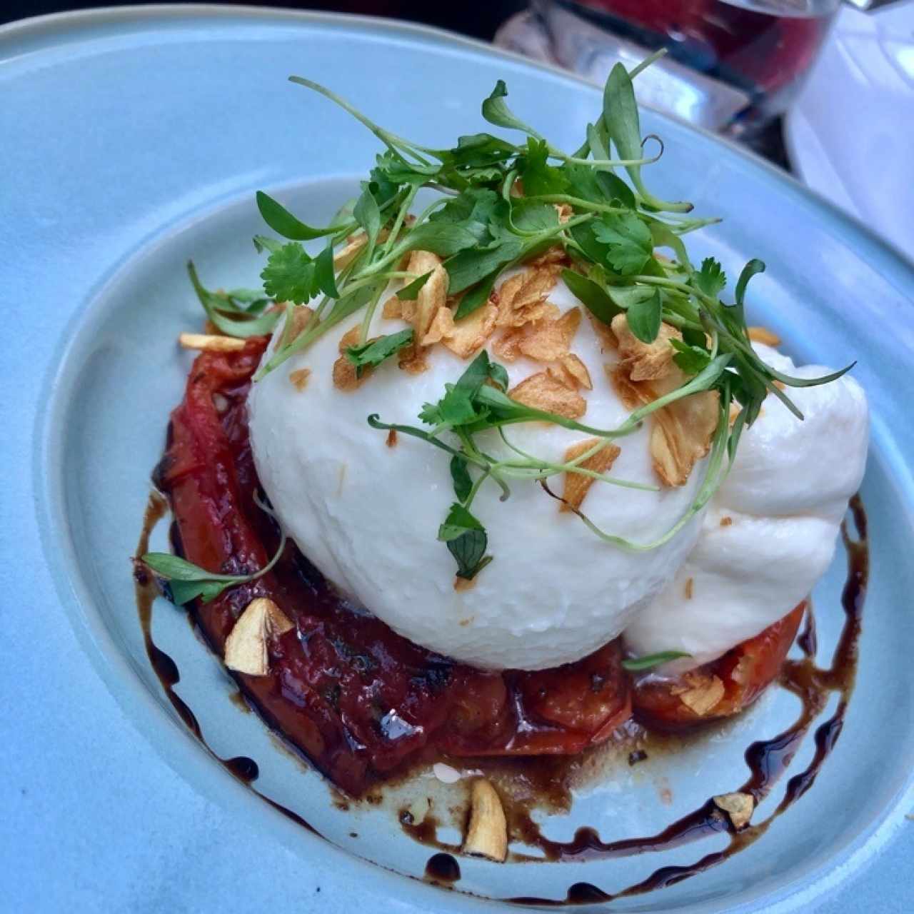 Burrata y tomate rostizados