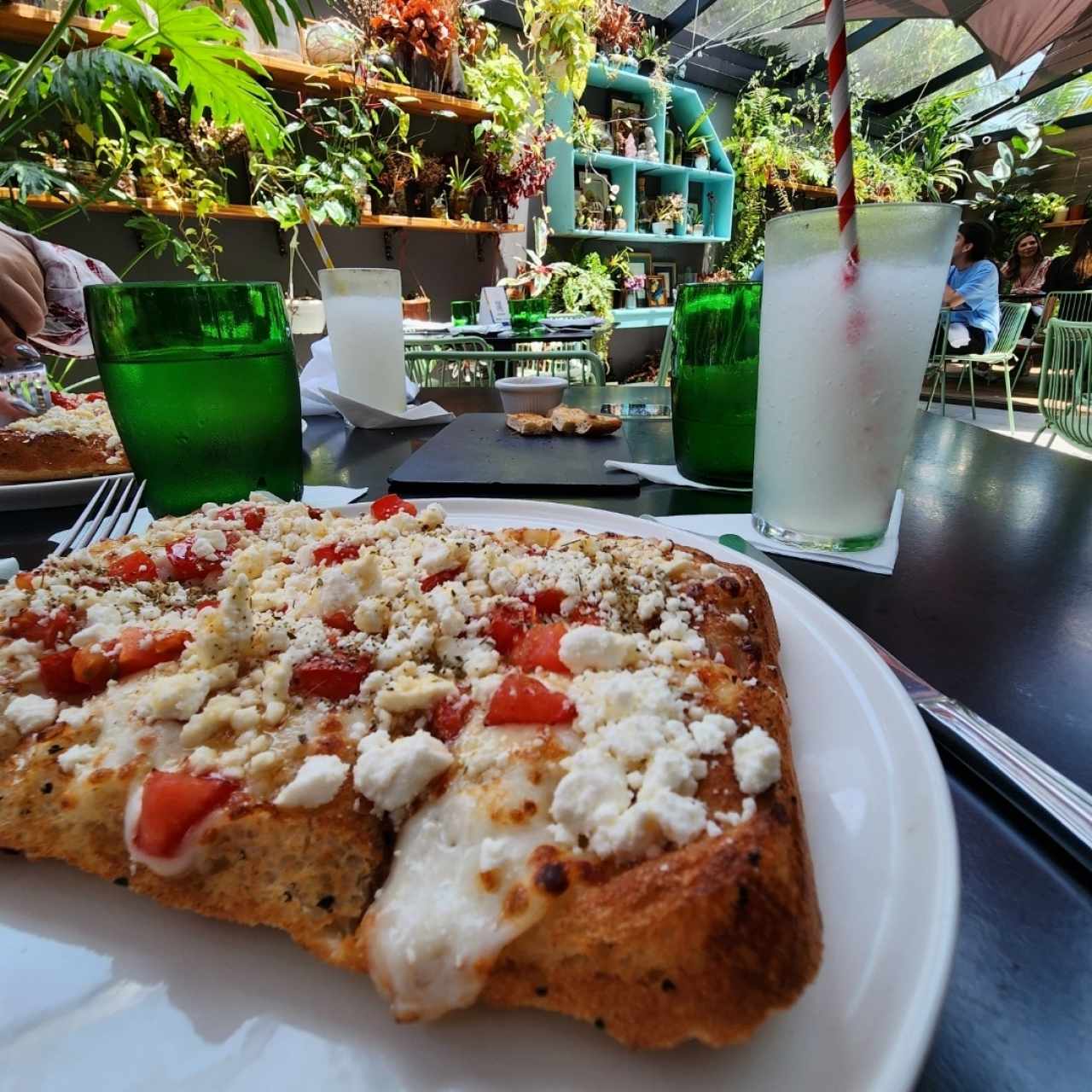 pizza detroit queso feta, tomate y miel