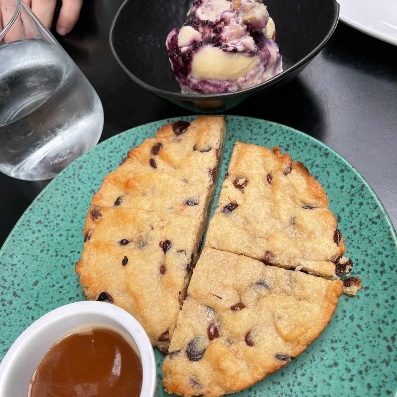 Chocolate chip cookie y helado de arándanos