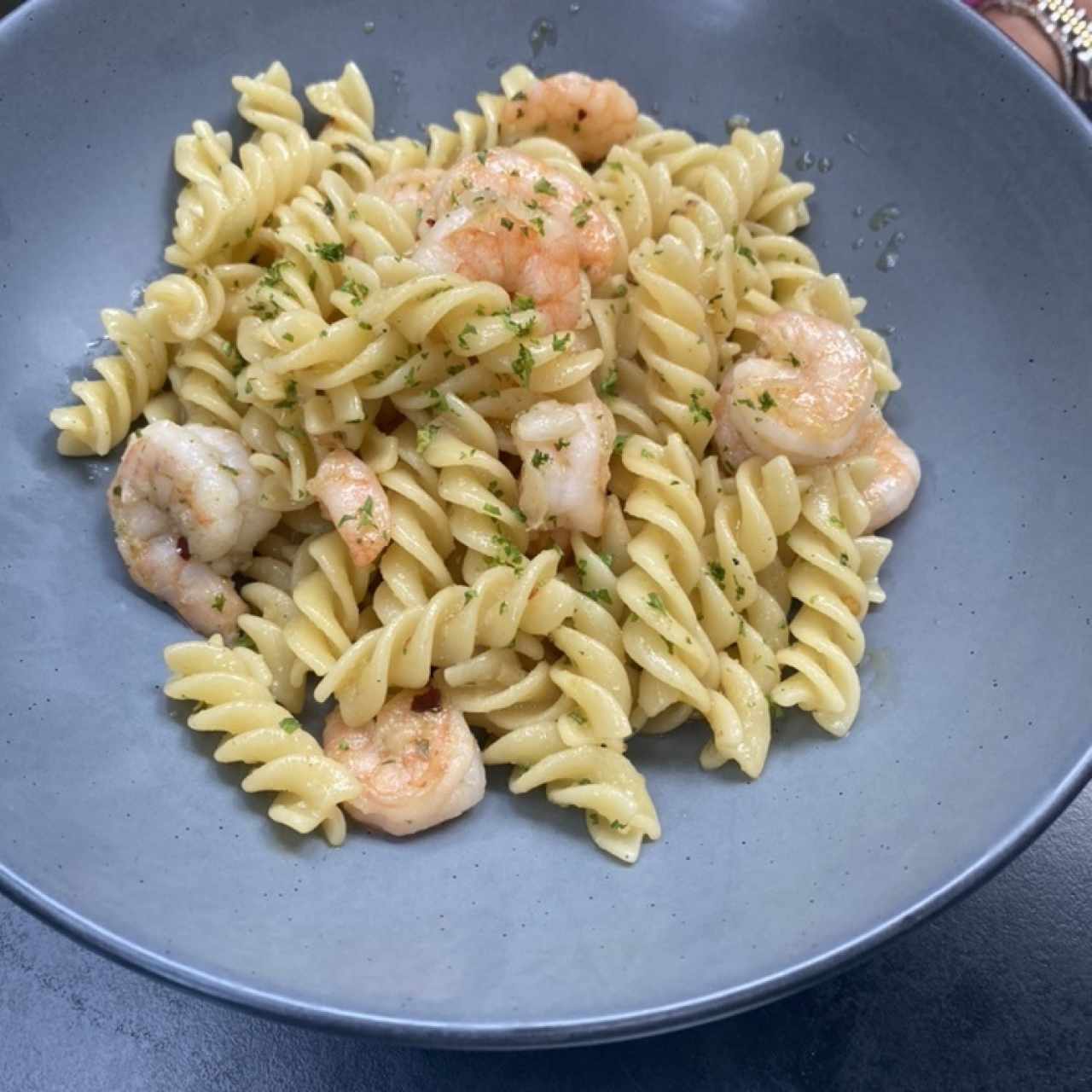 Pasta con camarones al pesto