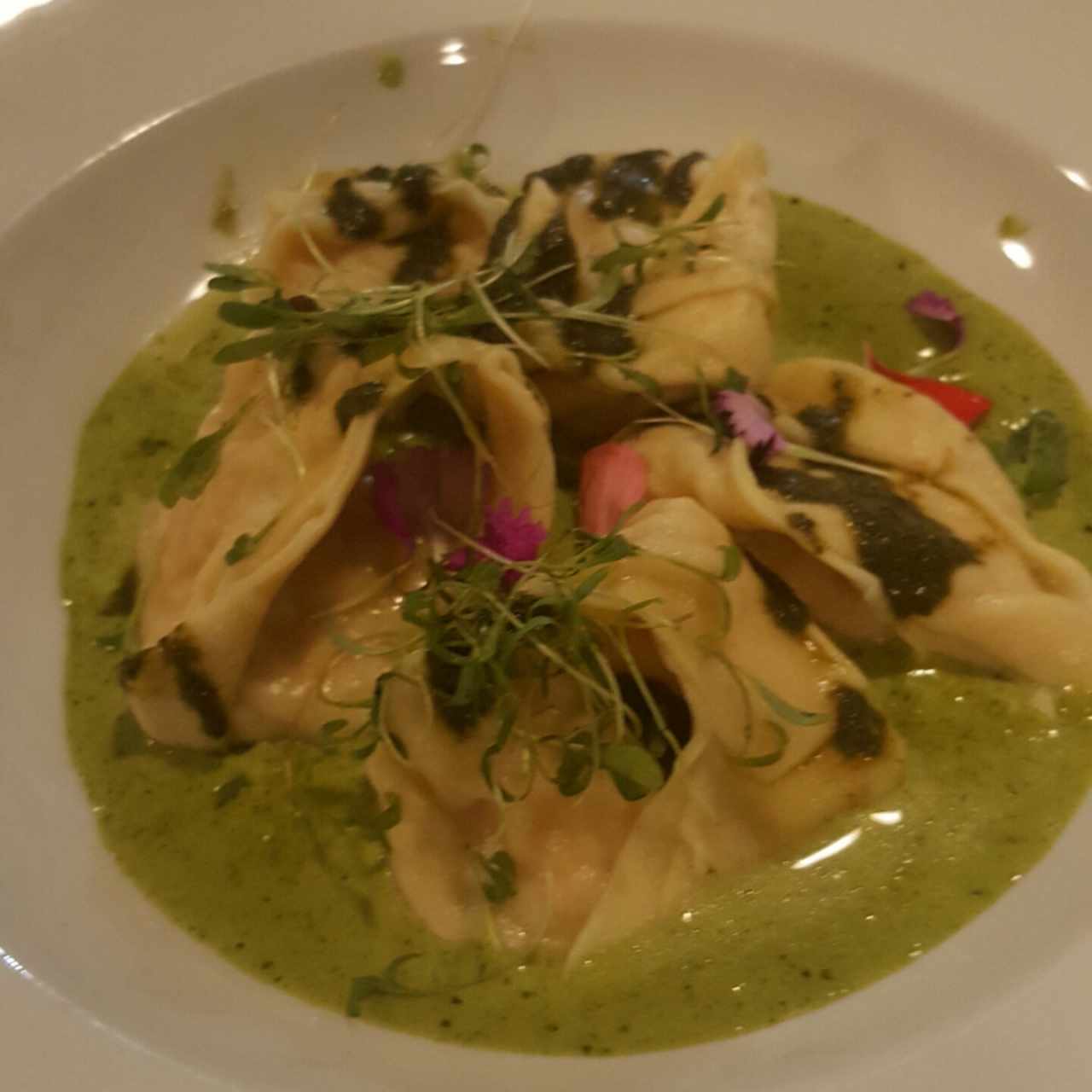 tortellini de salmon ahumado en salsa pesto