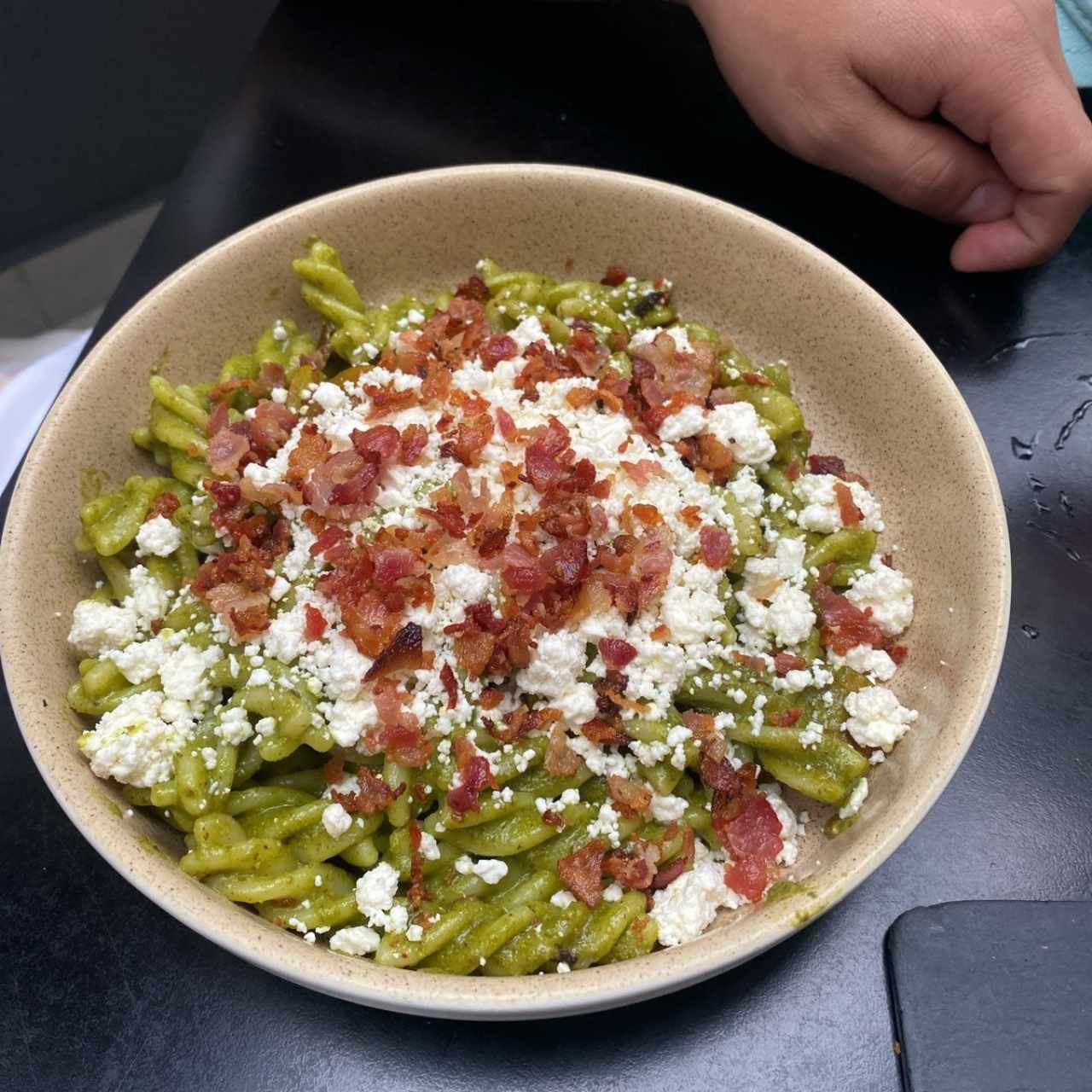 Penne al pesto con feta