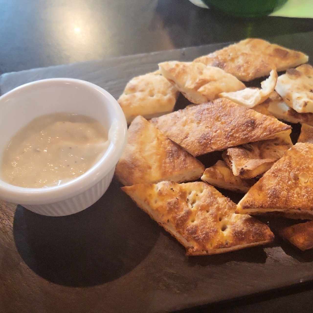 Cortesía de la Casa - Hummus con Pancito de la casa 