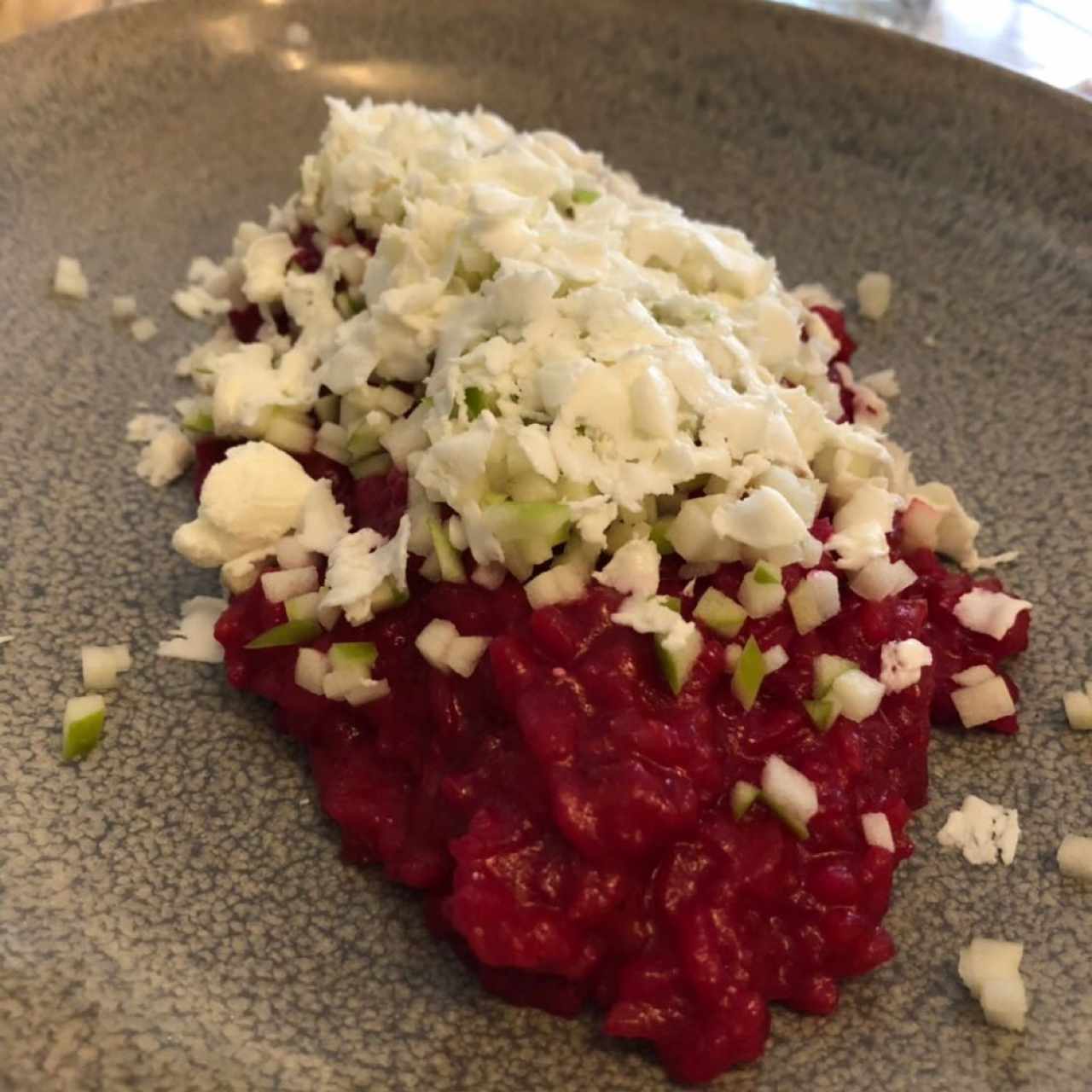 Risotto de remolacha, queso de cabra y manzana verde 