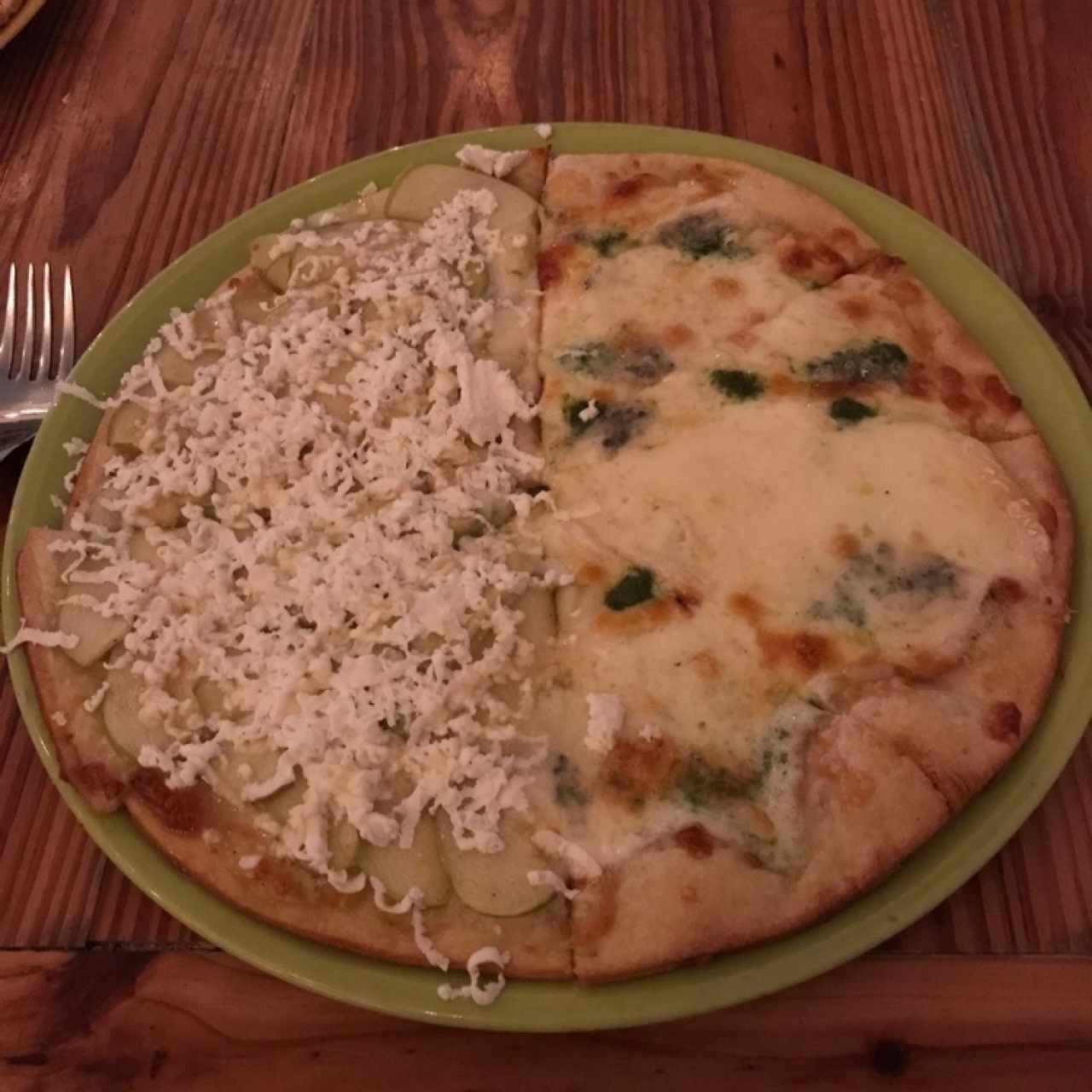 Pizza mitad manzana queso feta y miel mitad 4 quesos con pesto