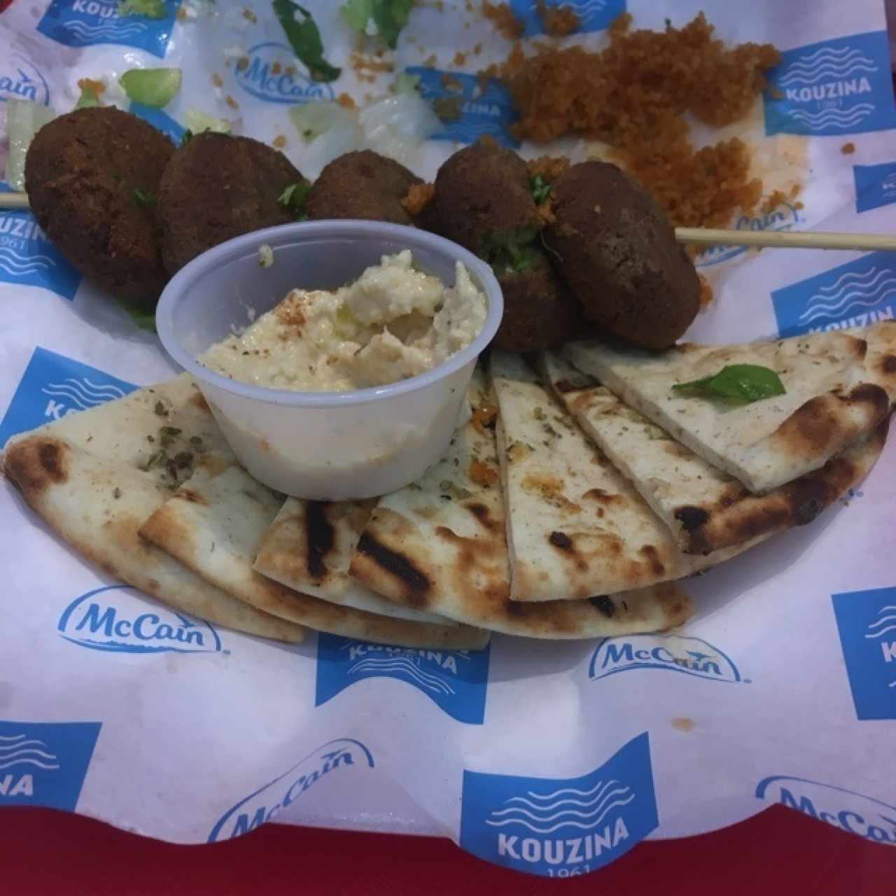 croquetas de falafel con pan pita y hummua