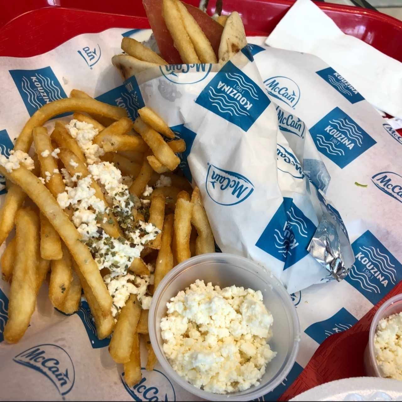 gyro de cordero con papas fritas con queso feta