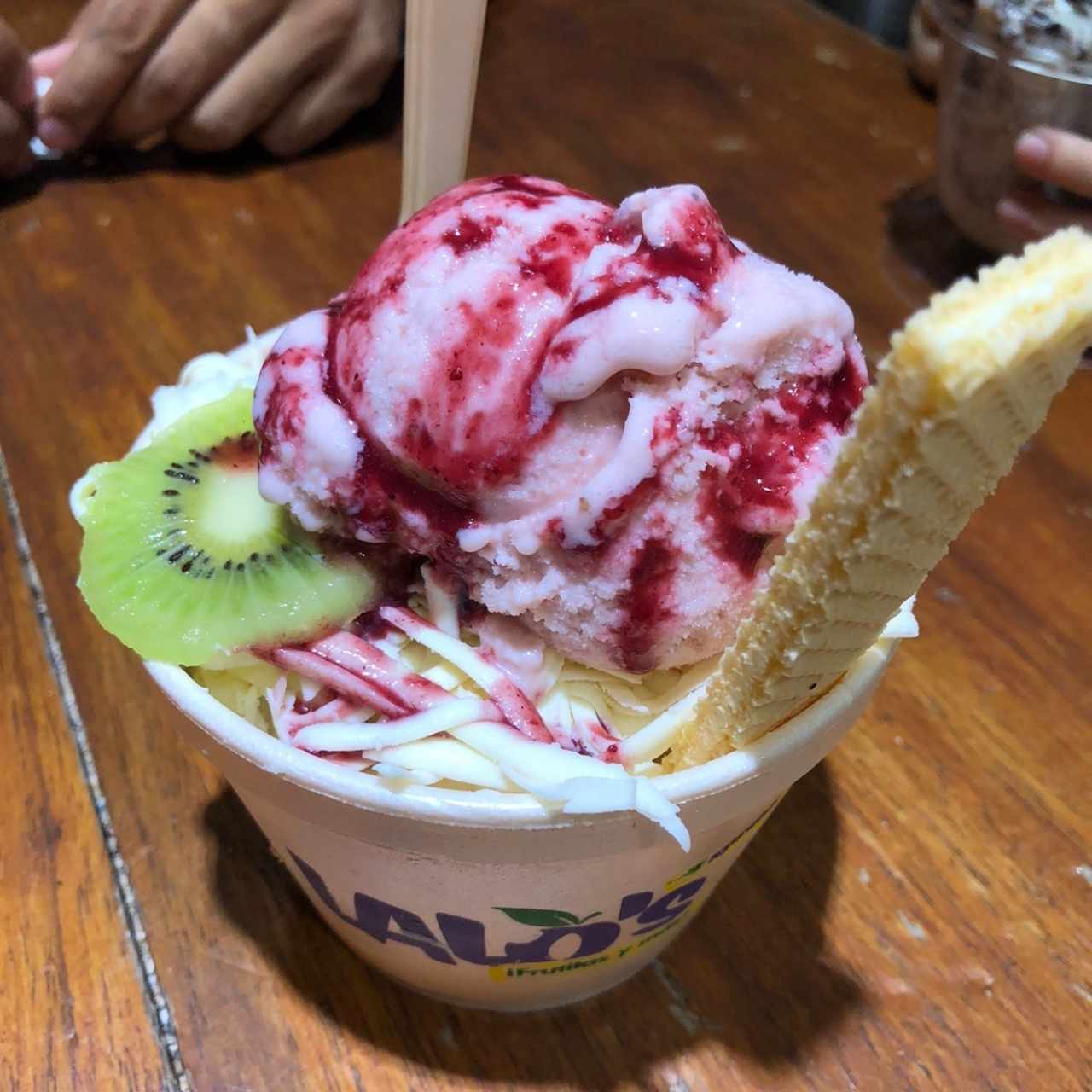 Ensalada de frutas con helado y queso