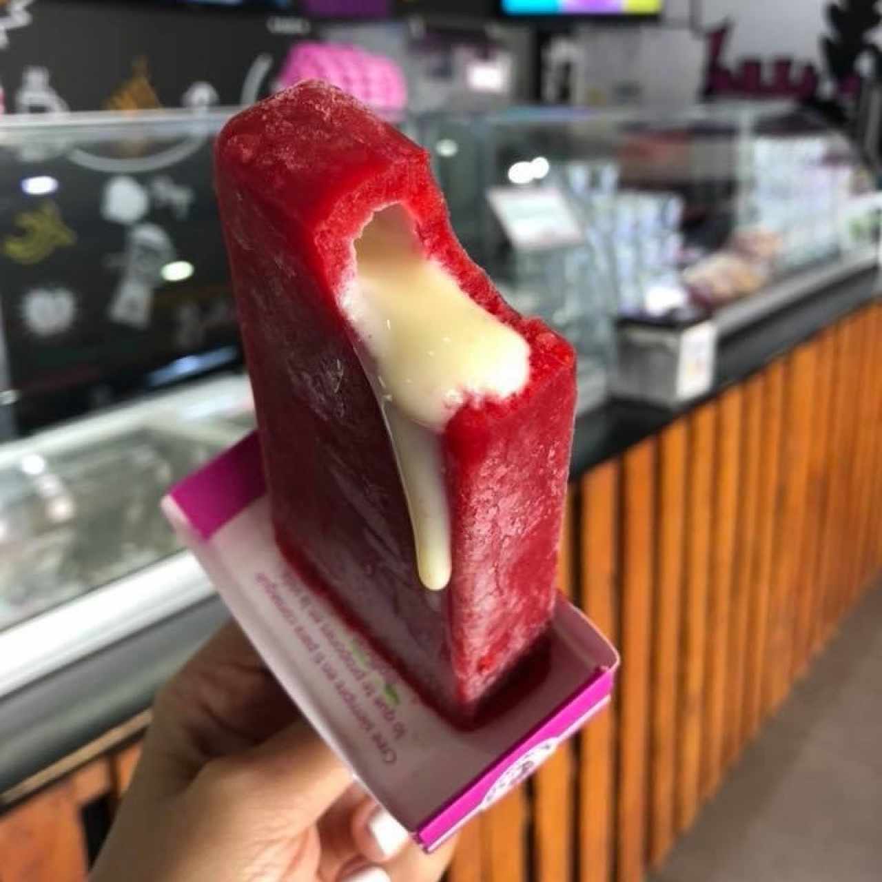 paleta de fresa rellena de leche condensada 