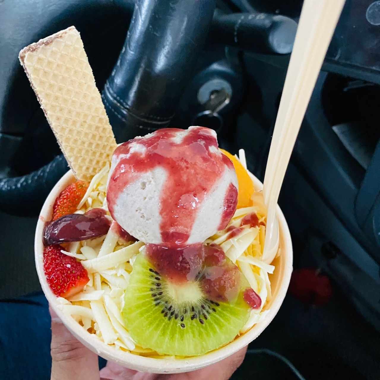 Ensalada de frutas con helado.