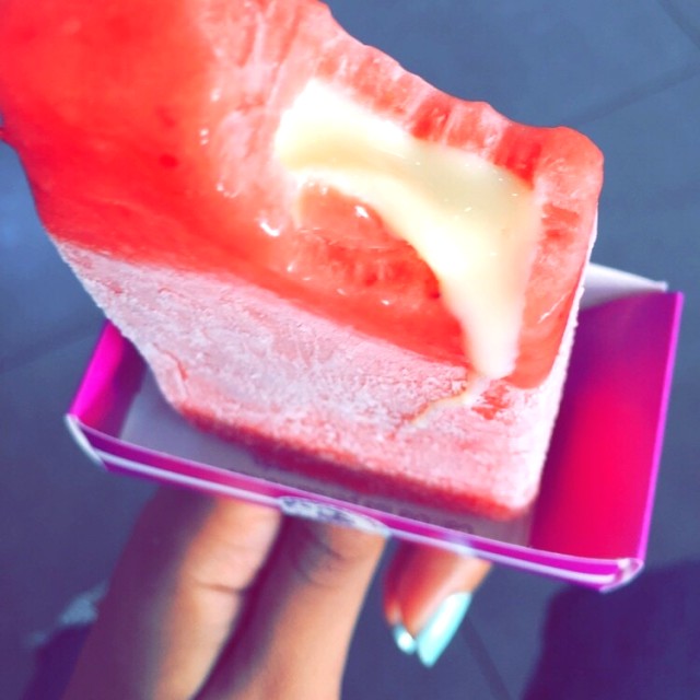 Paleta de fresa rellena de leche condensada