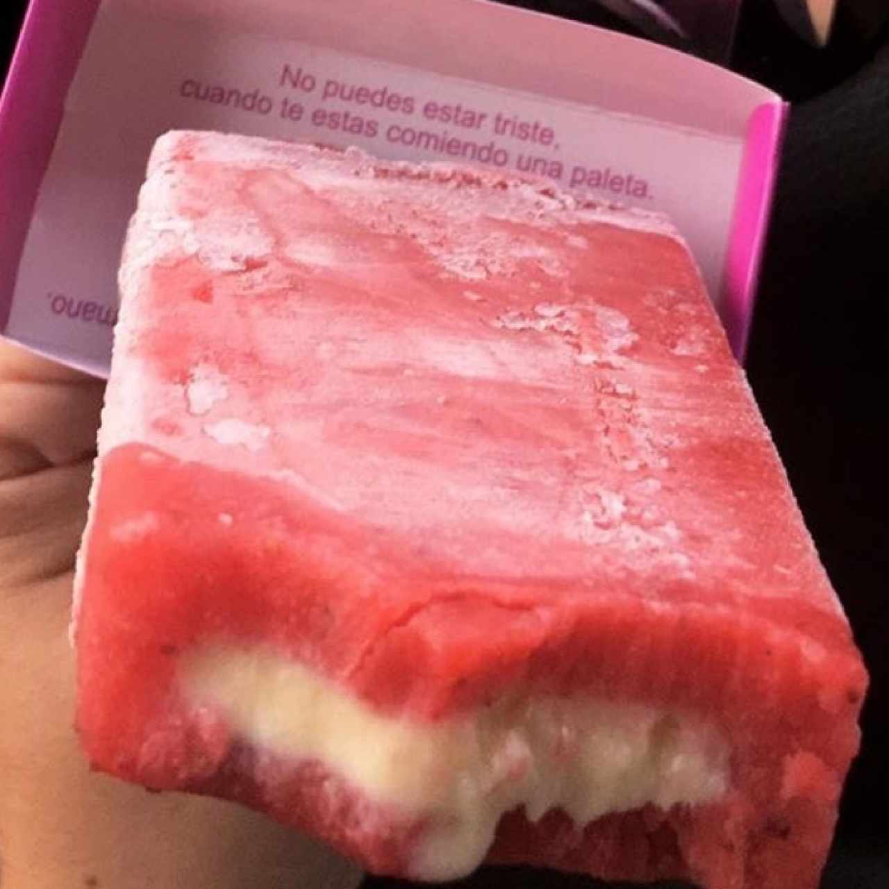 paleta de fresa rellena de leche condensada