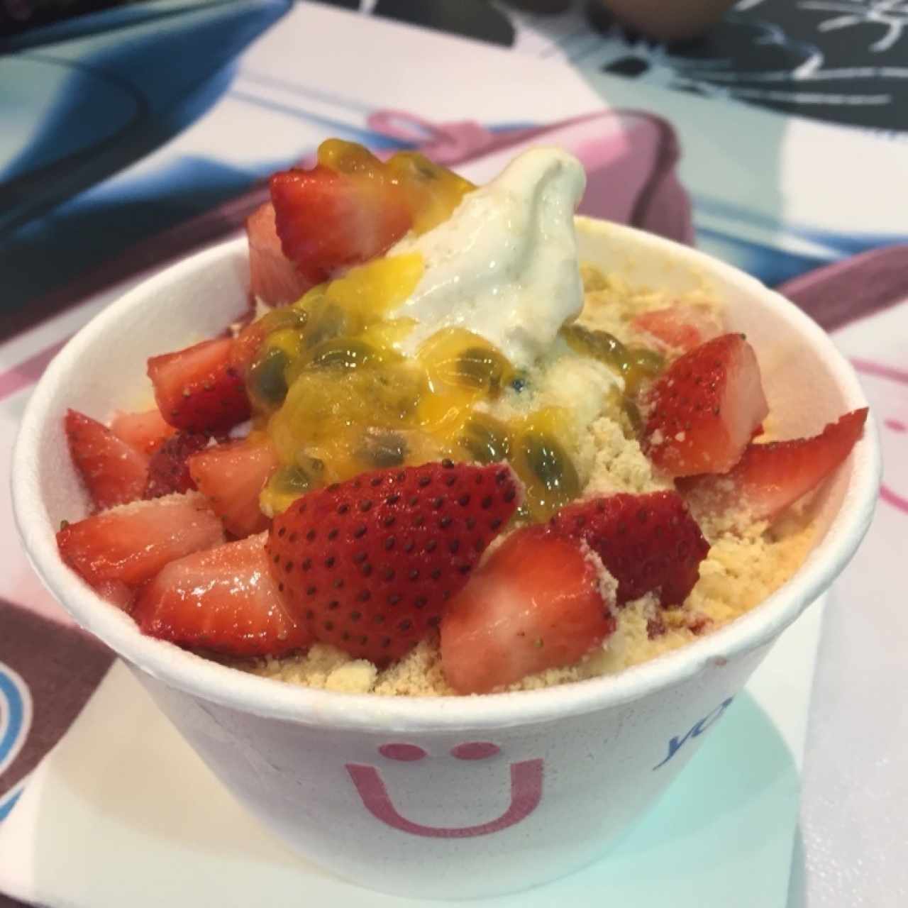 yogen de cheescake con maracuyá y fresas