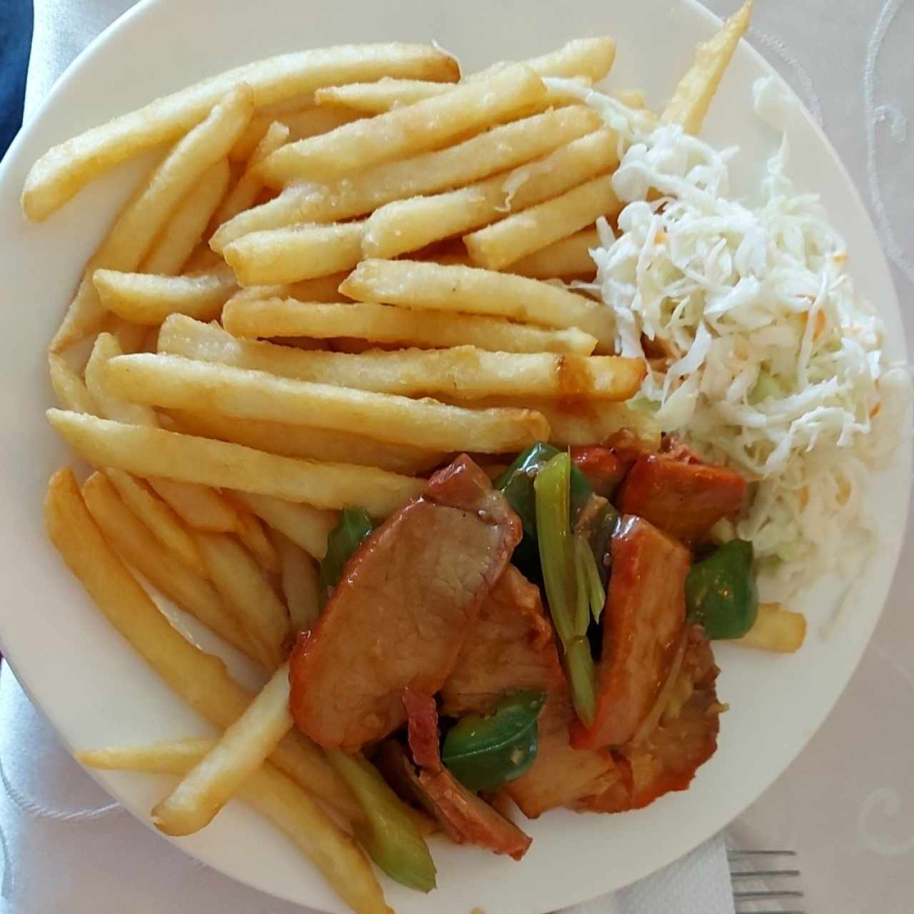 combo del día. Papas frita, puerco asado y ensalada de repollo. 