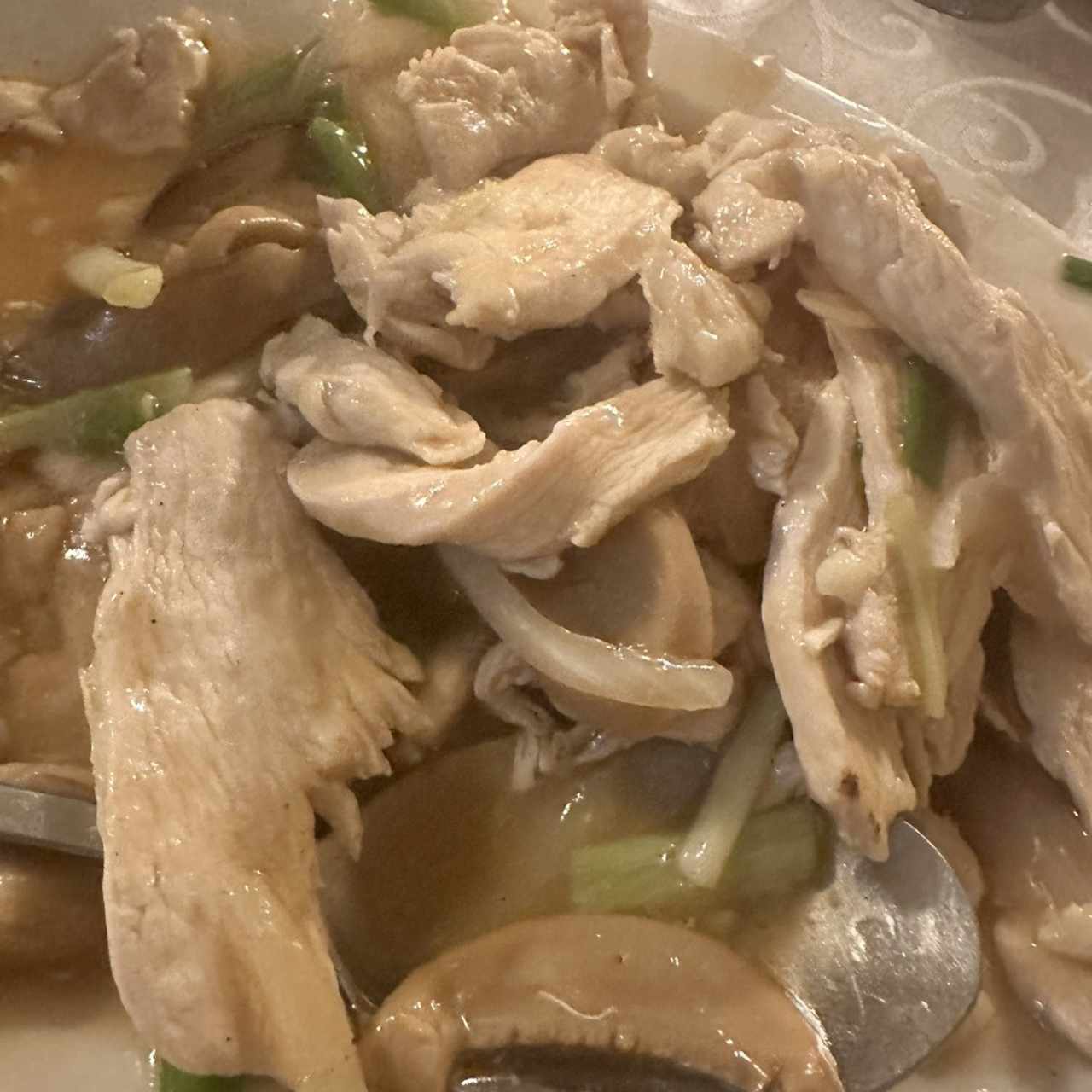 Pollo con vegetales y hongos