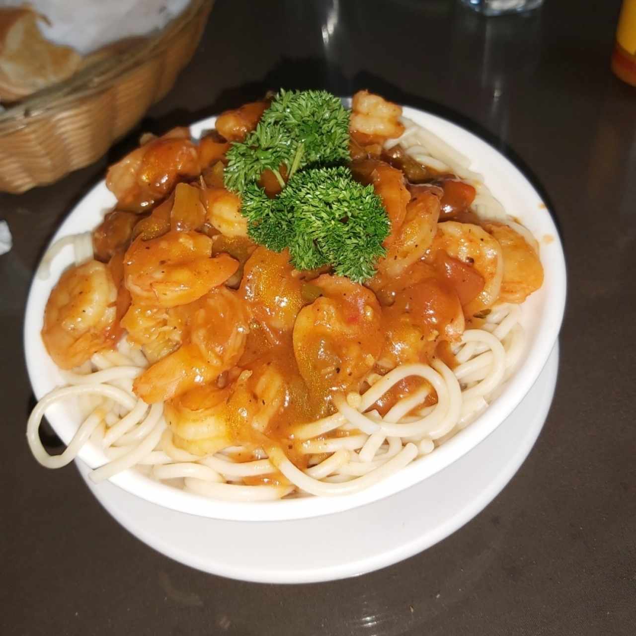 Spaghetti con camarones. 