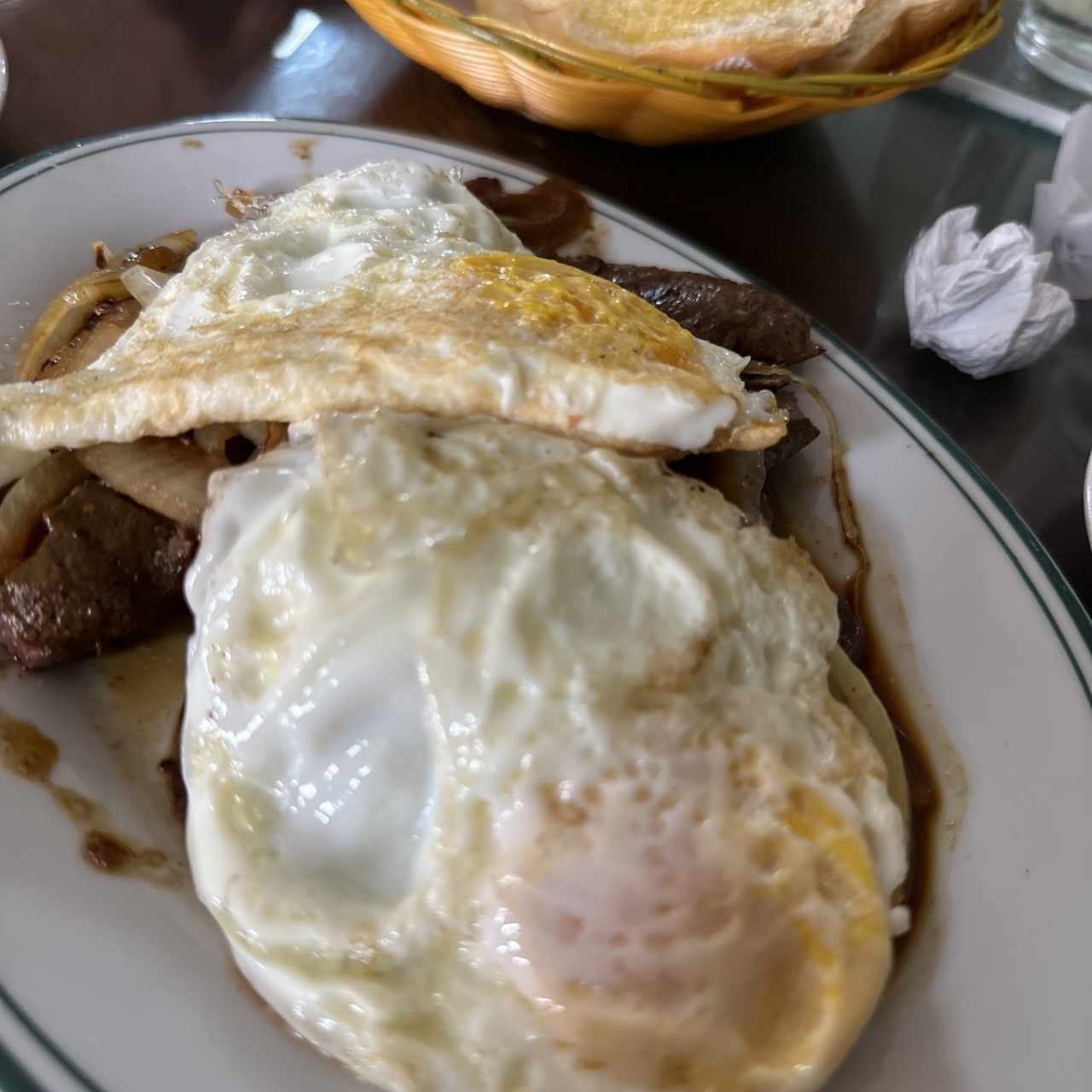 Hígado encebollado a caballo