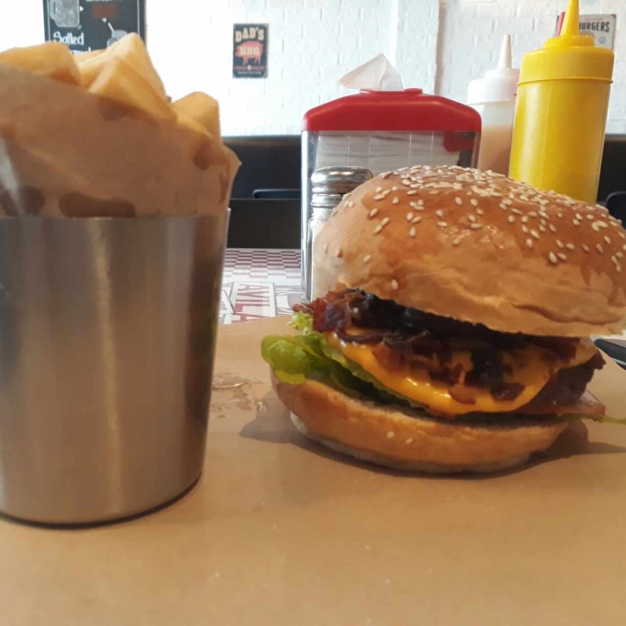 Bacon cheese burger con champiñones salteados