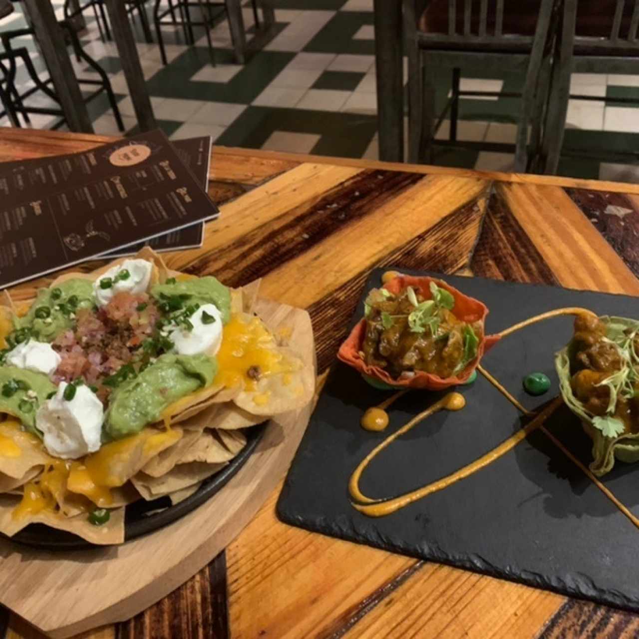 nachos y tacos de entraña