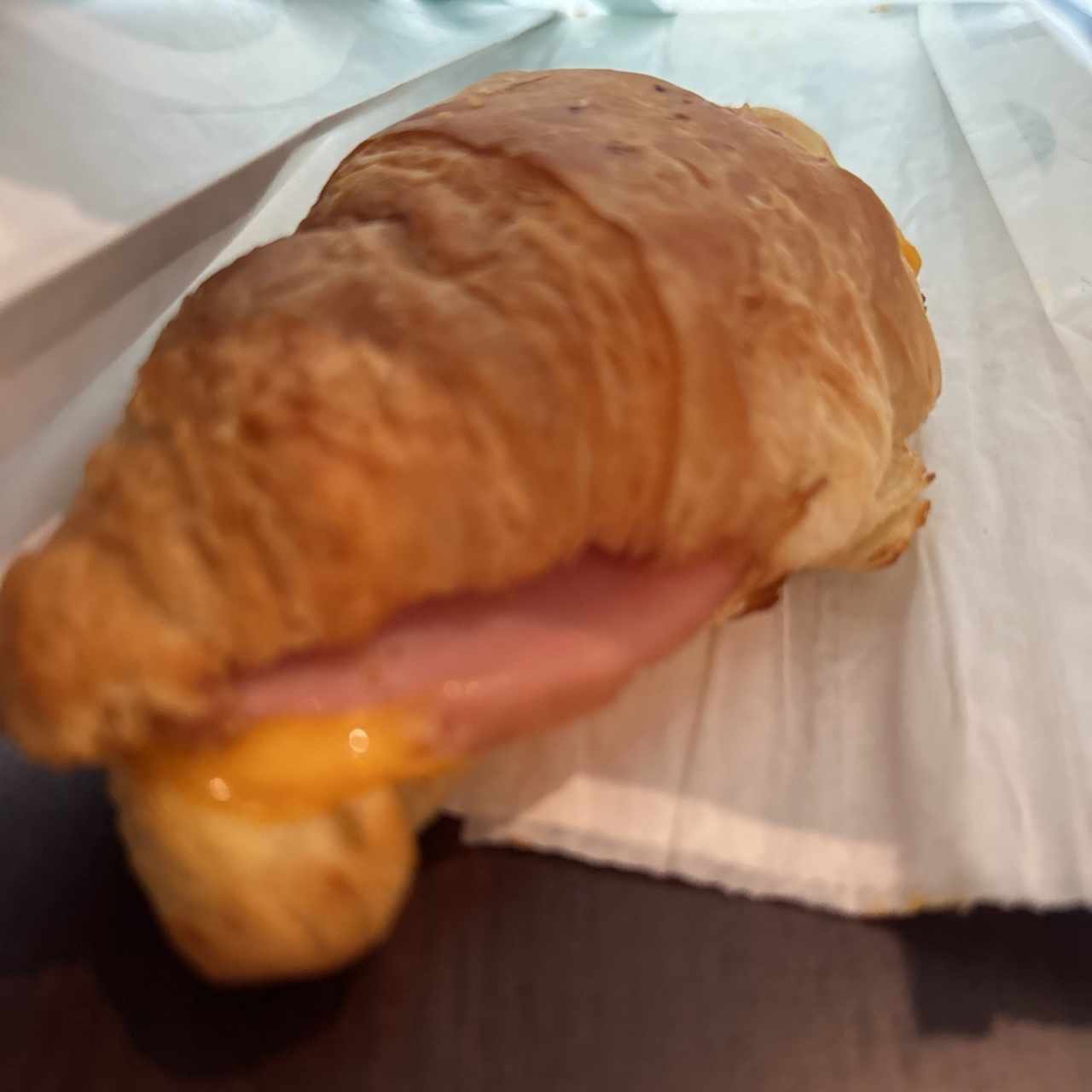 Croissant de jamón y queso 