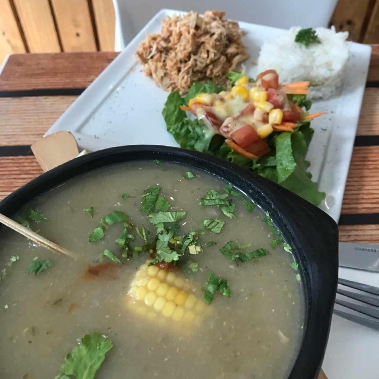 sancocho de pollo y sus acompañantes 