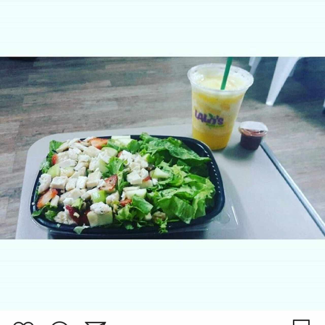 Ensalads con fresa, manzana y pollo con Jugo de Naranja/Piña