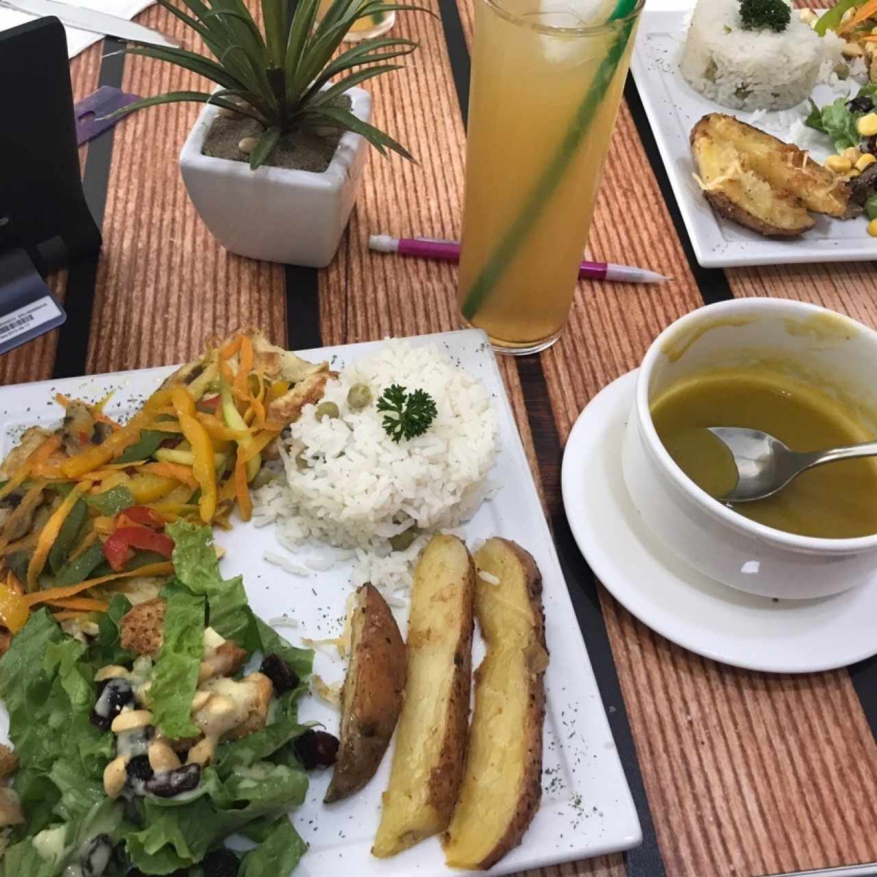 Plato del día: Pollo, Arroz, Ensalada y Papa. Viene junto a Sopa de Verduras y Limonada