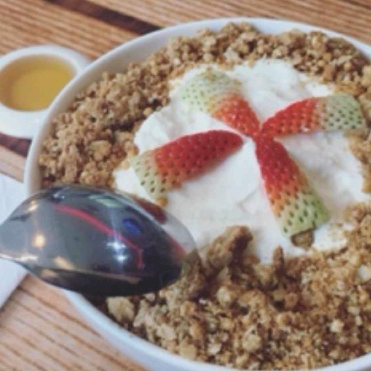 Yogurt con granola y frutas