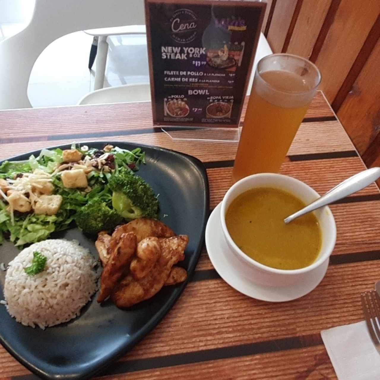 menu ejecutivo:sopa zapallo pollo bbq y ensalada