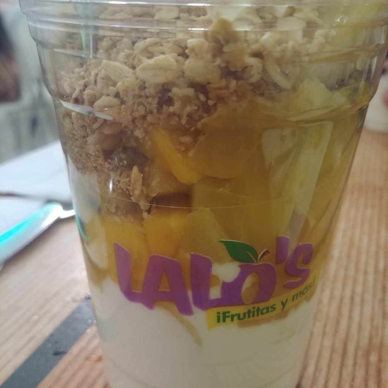 Parfait de frutas tropicales