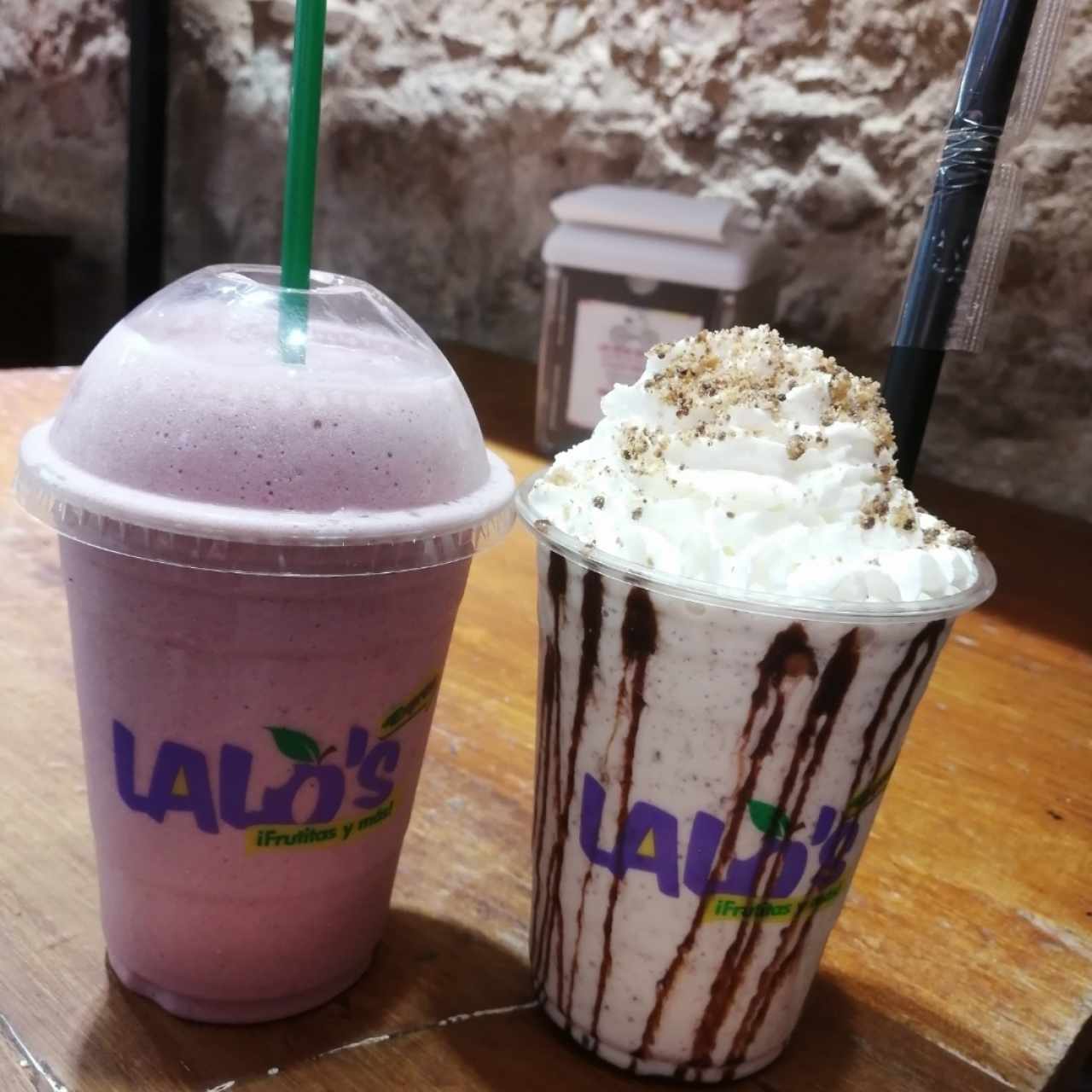 milkshake de proteínas sabor fresa y de oreo sabor vainilla