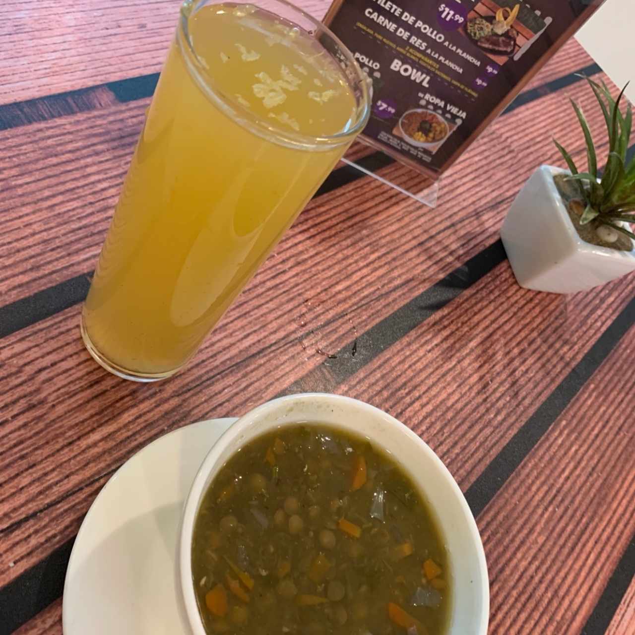 sopa de lentejas y jugo natural 