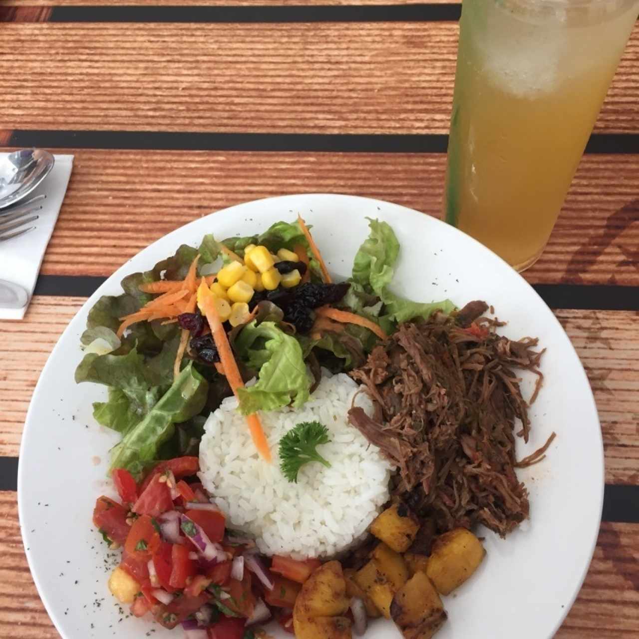 almuerzo del dia con ropa vieja