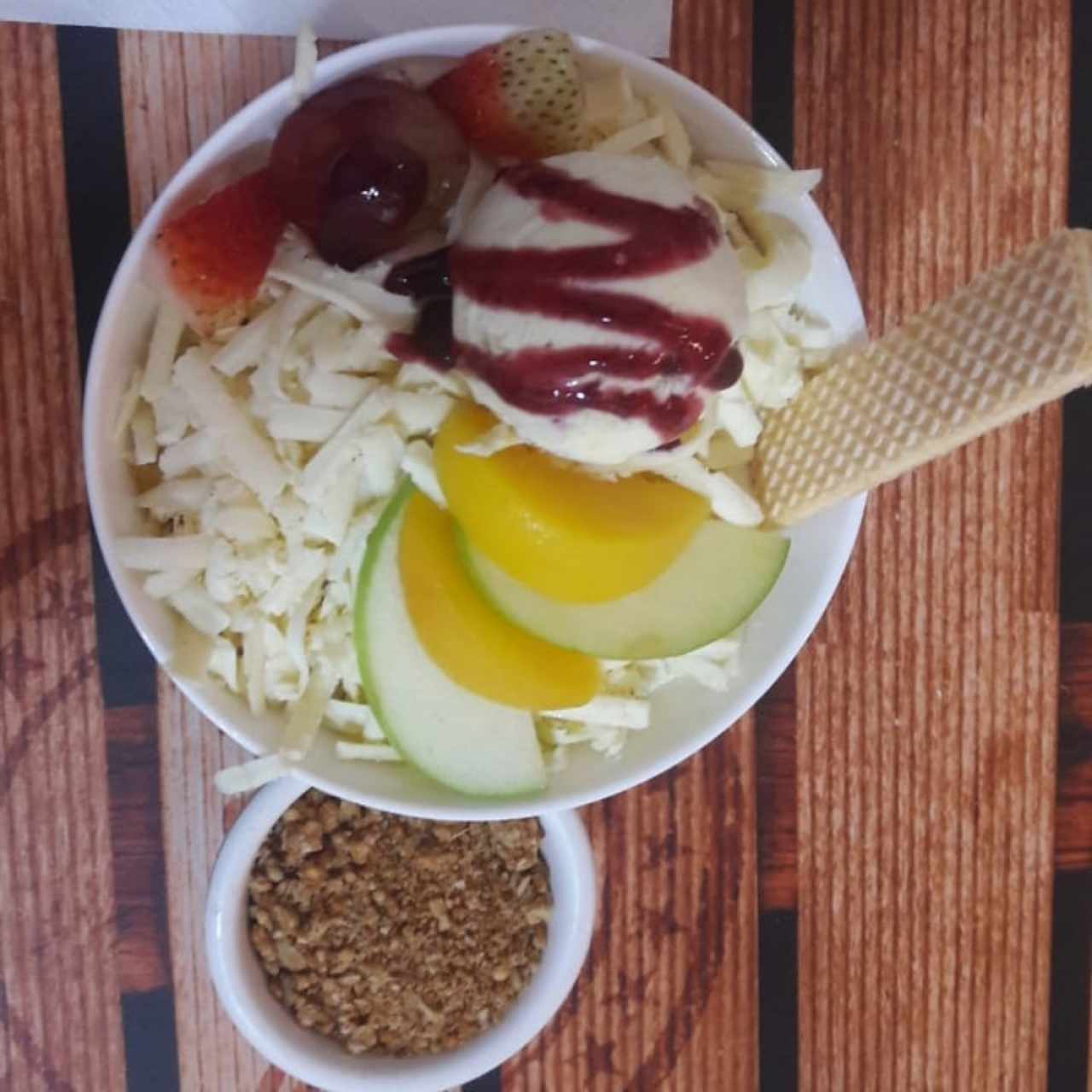 Ensalada de Frutas con queso y granola